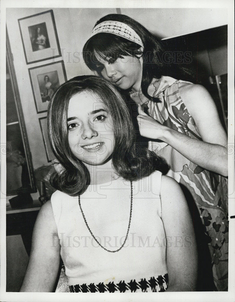 1968 Press Photo Ellen McCarthy, Daughter of Eugene, gets her Hair Styled - Historic Images