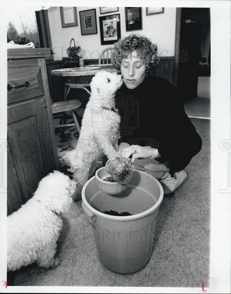 1991 Press Photo Elizabeth McCarthy Feeds Dogs for Eliz&#39;s Errand Emporium - Historic Images