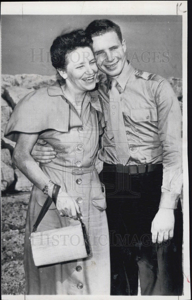 1949 Press Photo Daniel McCarthy, Former G.I., Hugs Mother - Historic Images