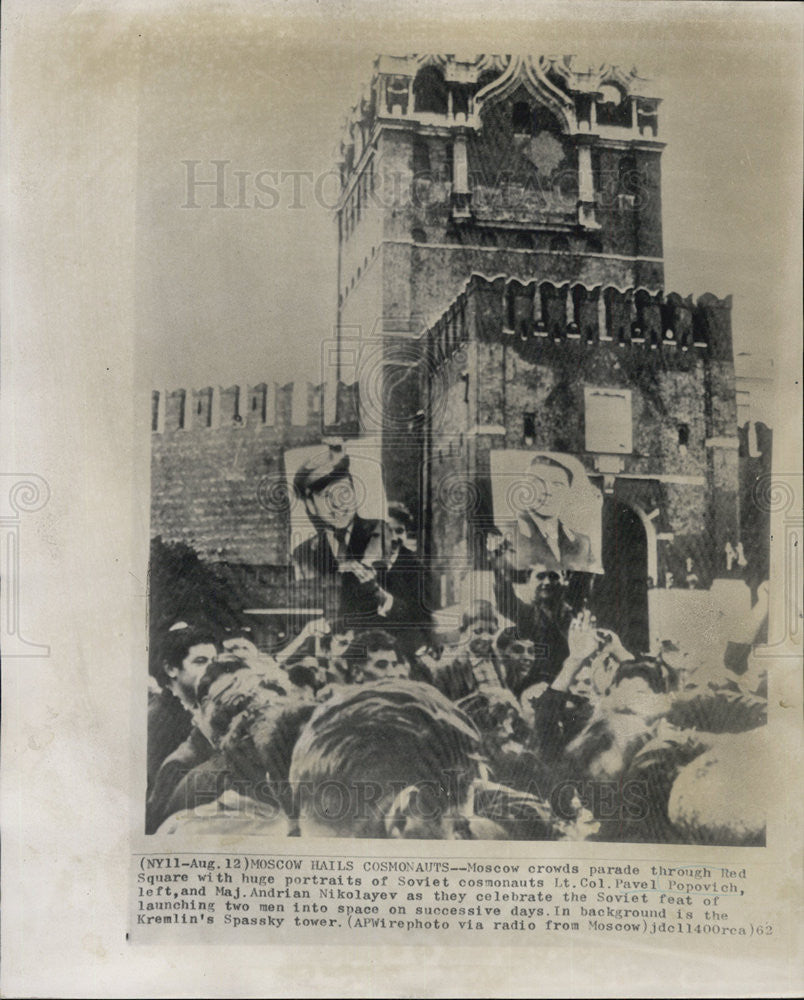 1962 Press Photo Moscow Crowd Parade Streets With Cosmonauts Portraits - Historic Images