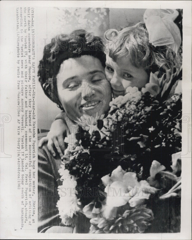 1962 Press Photo 6 Yr Old Natasha Popovich Hugs Mom-Dad Cosmonaut Lt Col Pavel - Historic Images