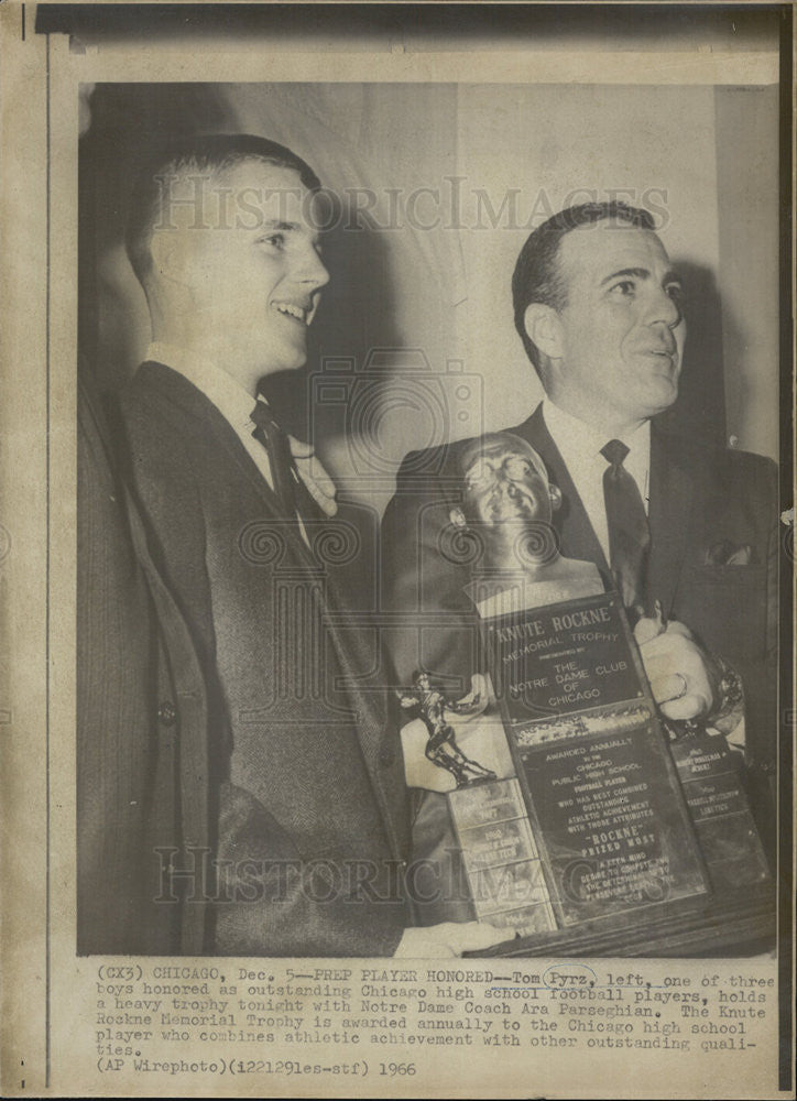 1967 Press Photo Chicago High Footballer Tom Pyrz and coach Ara Parseghian - Historic Images