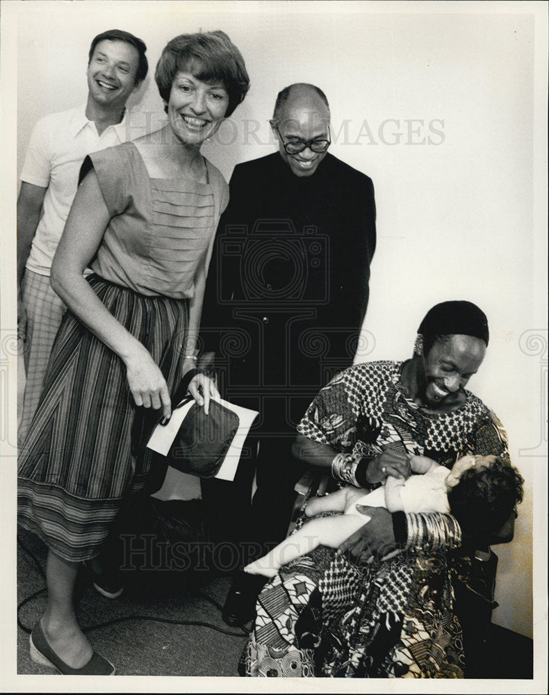 1984 Press Photo Kojo Odo Holds Charlie Gill At Adoption Information Center - Historic Images