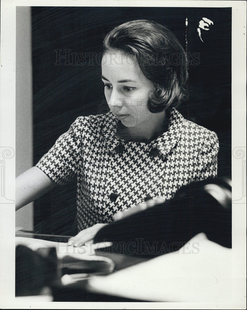 1975 Press Photo Mrs. Harvey S. Olson Author and famed traveler - Historic Images