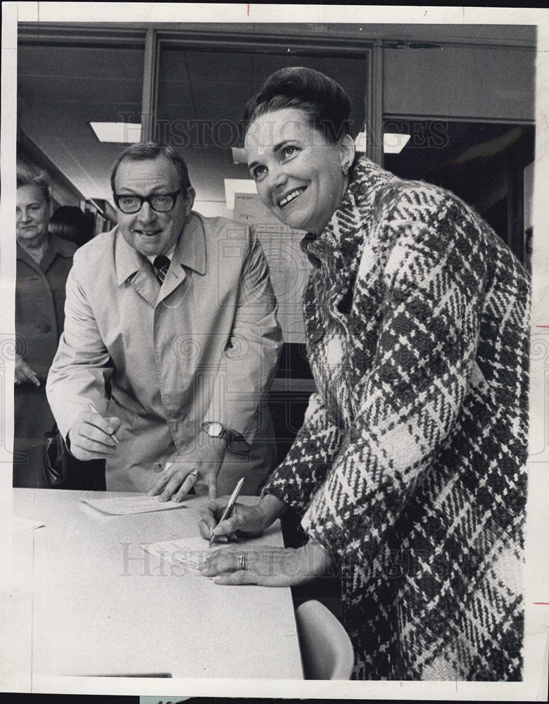 1968 Press Photo RIchard and Dorothy Ogilvie fill in their voter applications - Historic Images