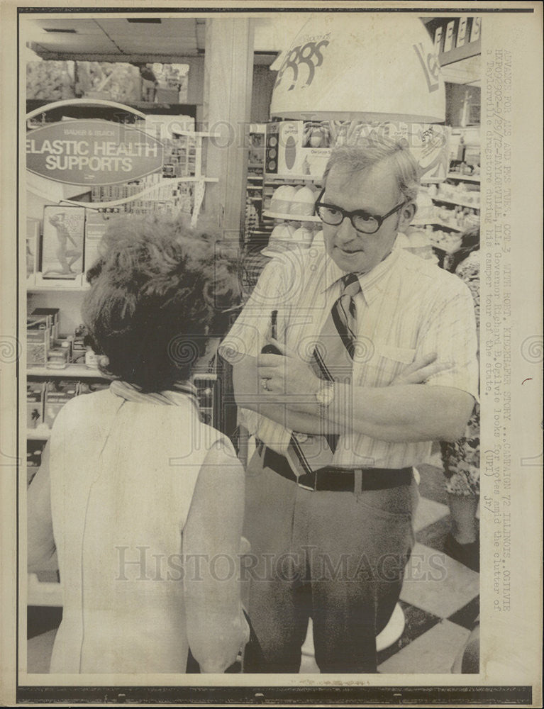 1972 Press Photo Richard B. Ogilive Election Campaign speaking with voters - Historic Images