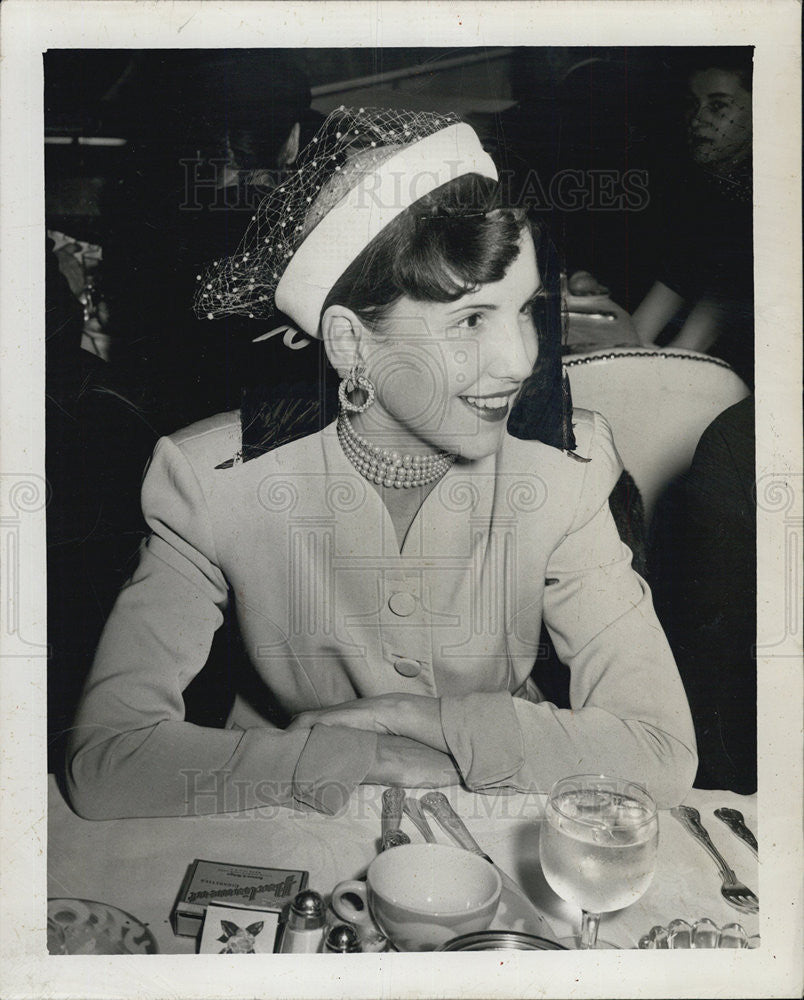 1953 Press Photo Mrs Peggy Oliphants - Historic Images