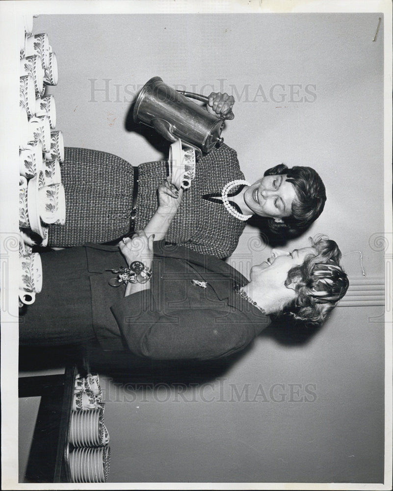 1960 Press Photo Mrs Joseph O&#39;Neil jr pours coffee at opera house - Historic Images