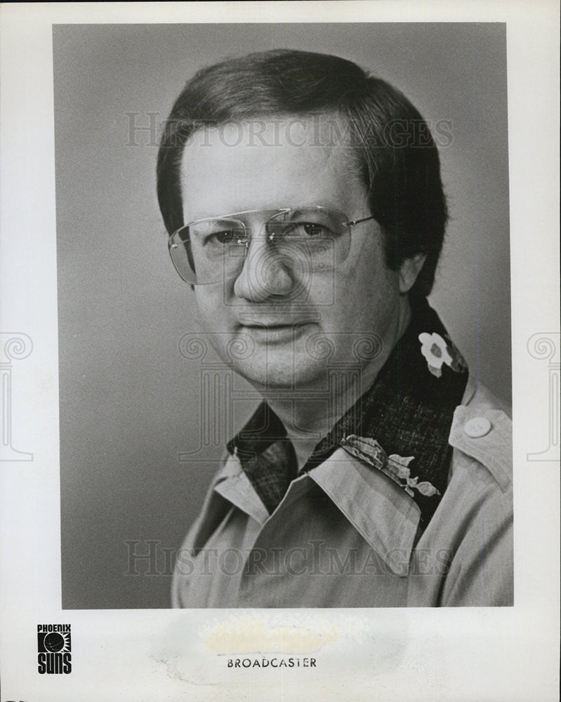 1974 Press Photo Broadcaster man wearing glasses in a suit - Historic Images