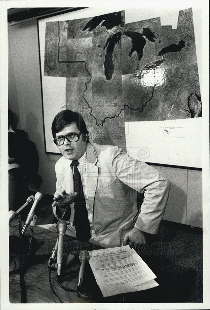 1980 Press Photo John Mcguire Us EPA Midwest Regional Admin at press Conference - Historic Images