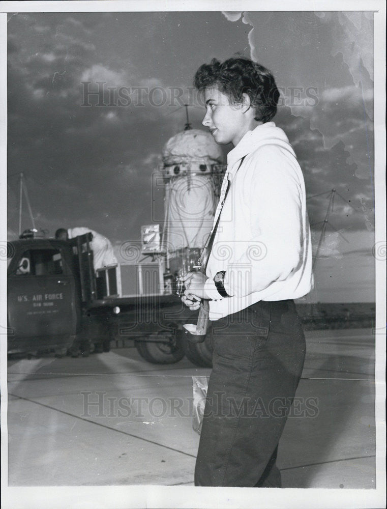 1958 Press Photo Mrs Clifton McClure Air Force Balloon Wife - Historic Images