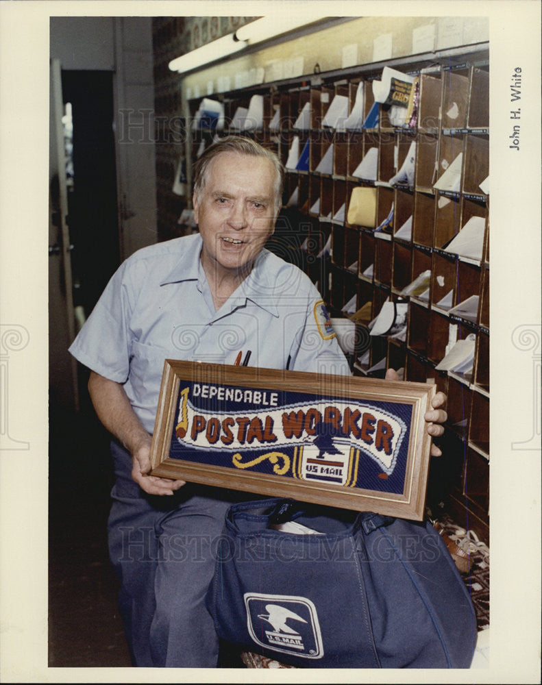 1990 Press Photo George E. Swanson/Letter Carrier/US Postal Service - Historic Images