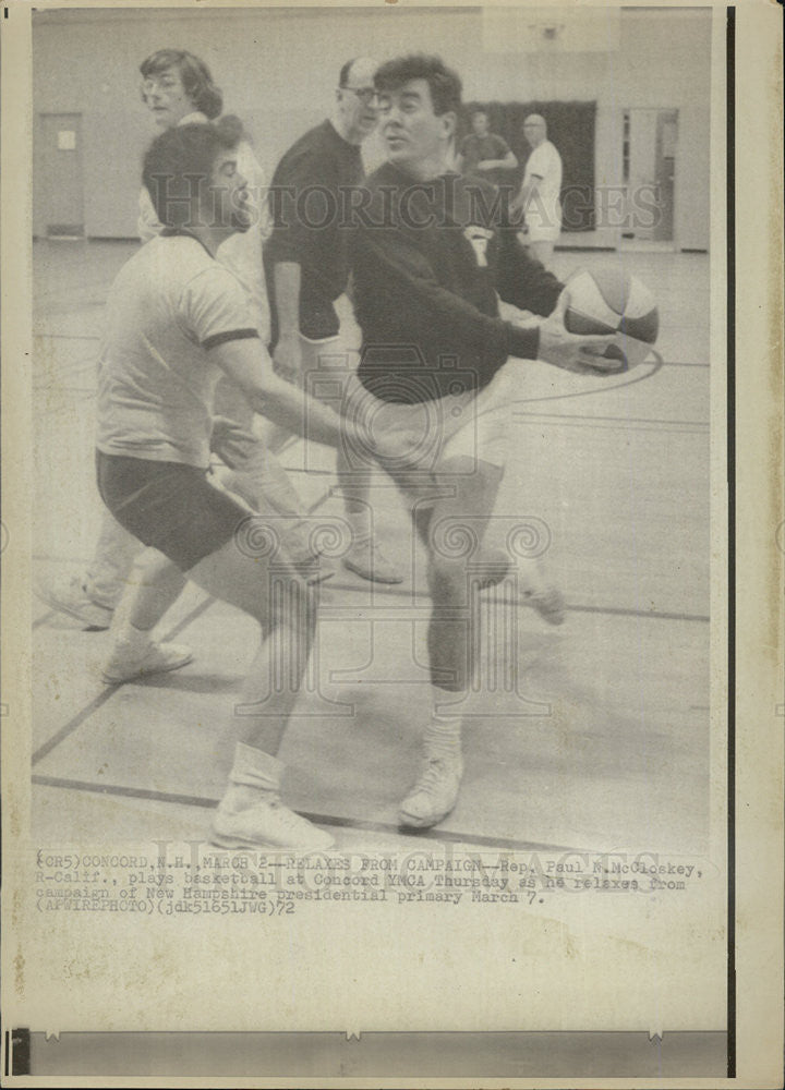 1972 Press Photo rep. Paul McCluskey playing basketball - Historic Images