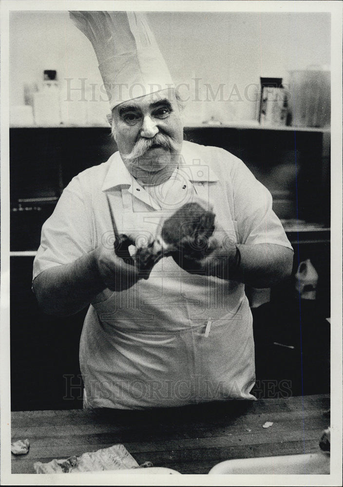 1980 Press Photo Chef Lous Szathsmary poses in front of his restaurant - Historic Images