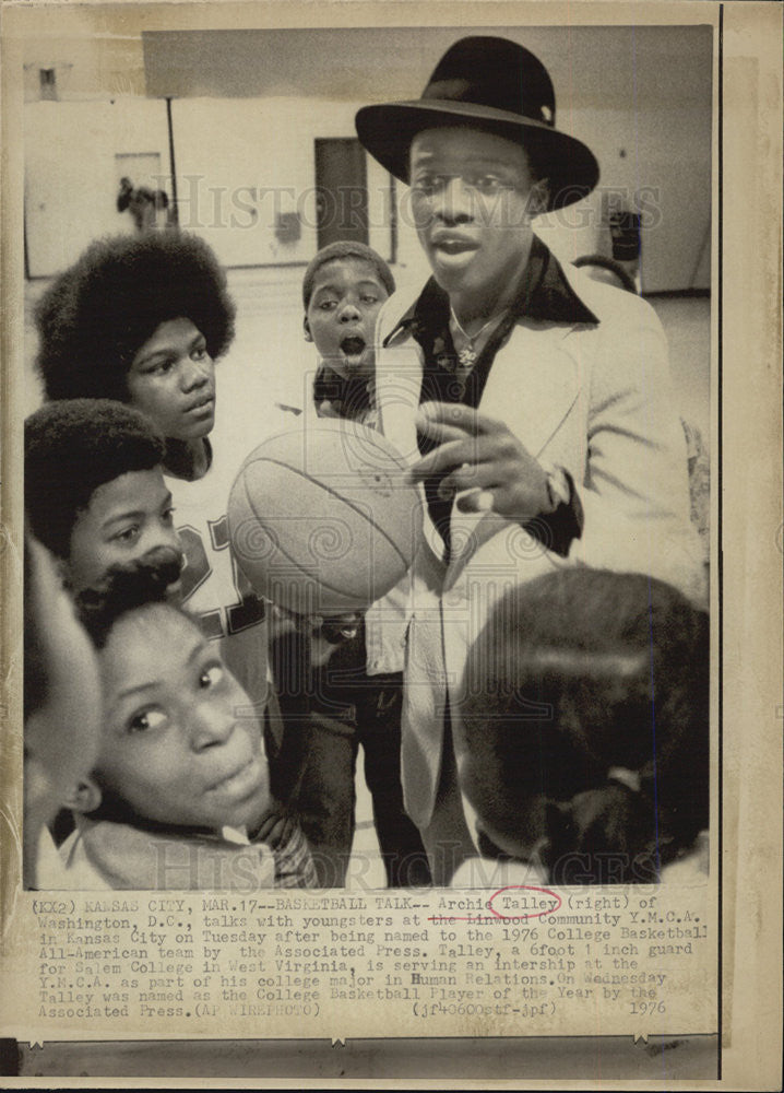 1976 Press Photo Archie Talley talks with youngsters YMCA - Historic Images