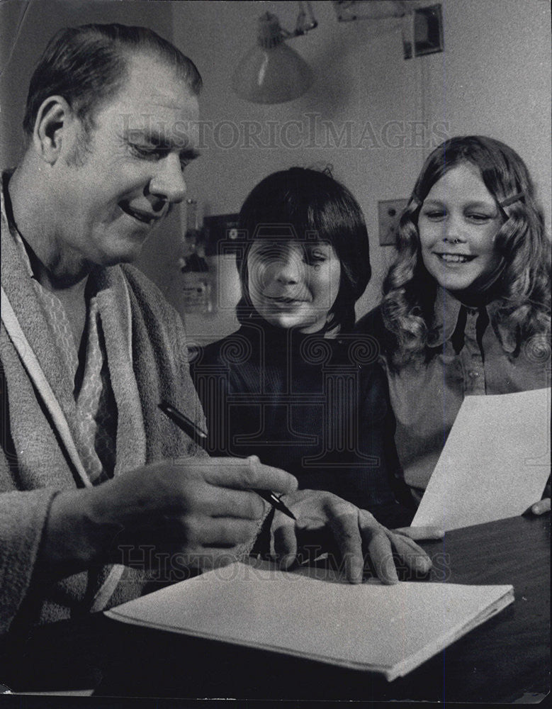 1974 Press Photo Officer Friendly barion D. Tallent draws cartoons from hospital - Historic Images