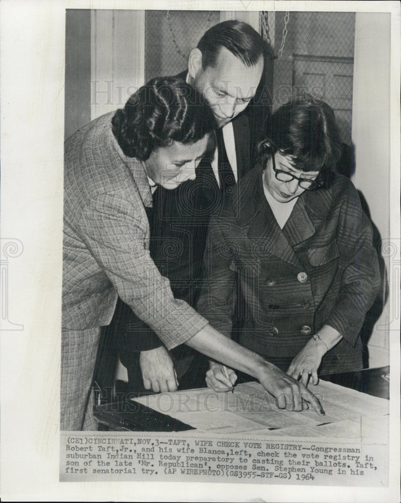 1964 Press Photo Robert Taft, Jr. and Wife Check Register Prior To Voting - Historic Images