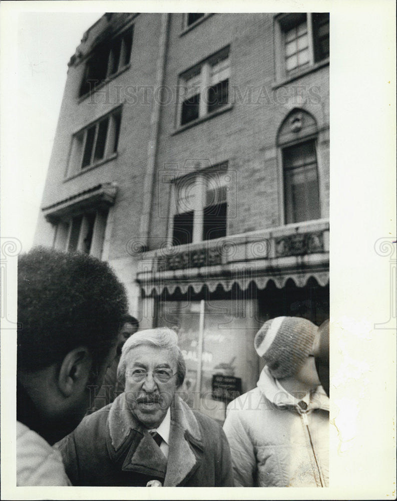 1984 Press Photo Doctor Robert Stein Medical Examiner Mass Murder Fire - Historic Images