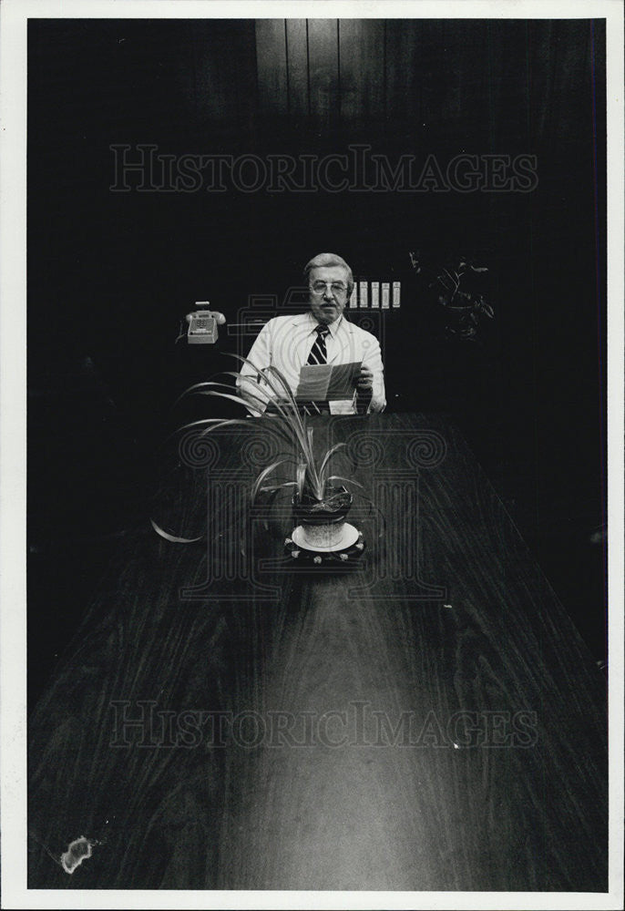 1977 Press Photo Dr Robert J Stein Cook County Medical - Historic Images