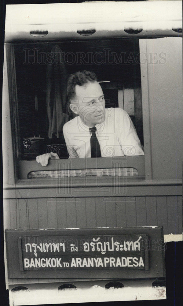 1943 Press Photo A.T. Steele on a train - Historic Images