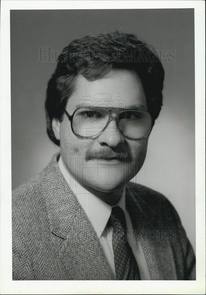 1987 Press Photo Ty Stetzenmeyer Vice President Baird &amp; Warner - Historic Images