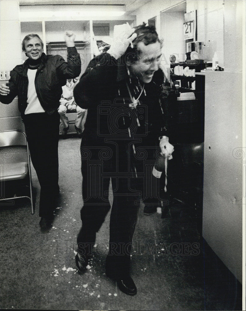 1981 Press Photo Chicago Sting owner Lee Stern gets champagne bath - Historic Images