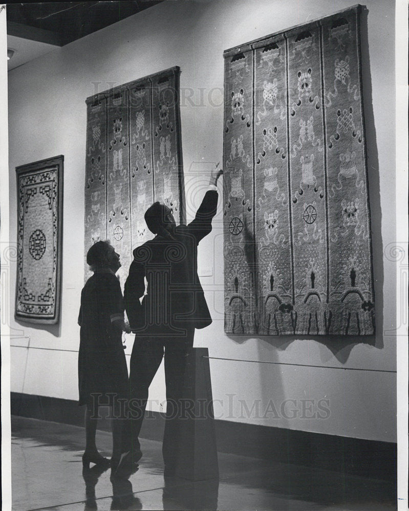 1970 Press Photo Field Museum Tibetan Carpet Exhibit Kenneth Starr Curator - Historic Images