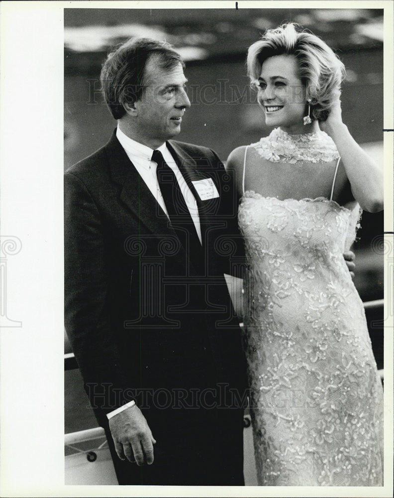 1984 Press Photo Businessman Joe Szuba With Model Amy Harris At Navy Pier - Historic Images