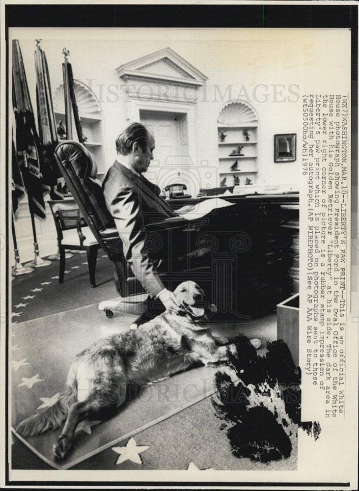 1976 Press Photo President Gerald Ford with his dog &quot;Liberty.&quot; - Historic Images