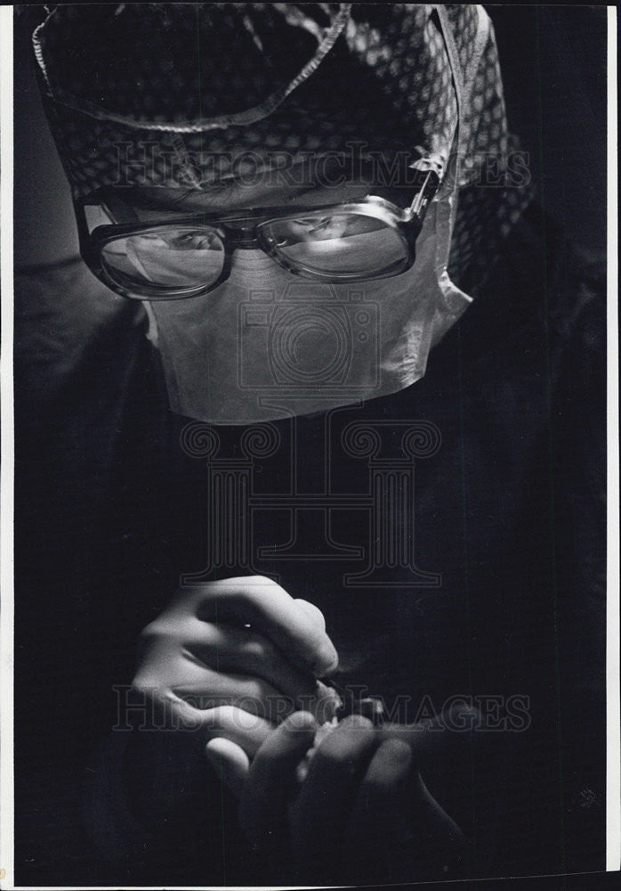 1982 Press Photo Dr. Voravit performs a bone marrow transplant - Historic Images