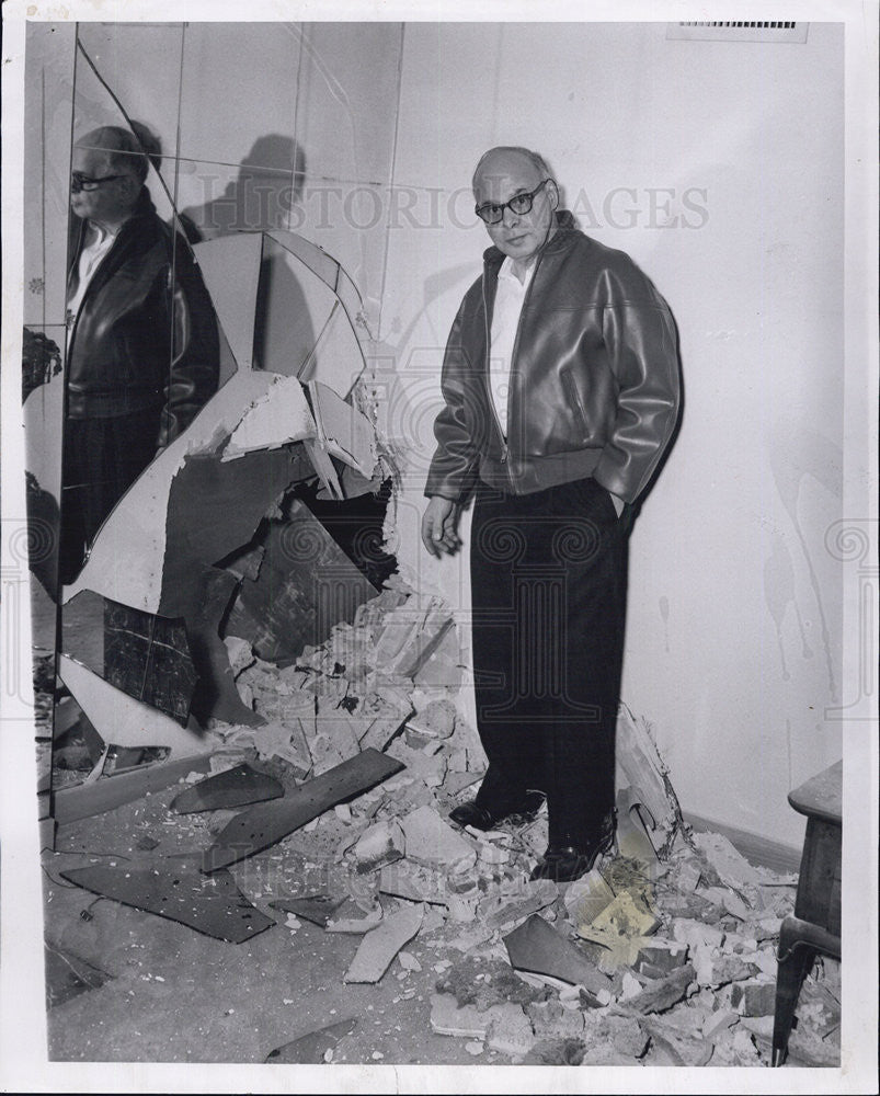 1963 Press Photo Dr. Mennella Views Wreckage In His Bedroom of Somlo Plane Crash - Historic Images