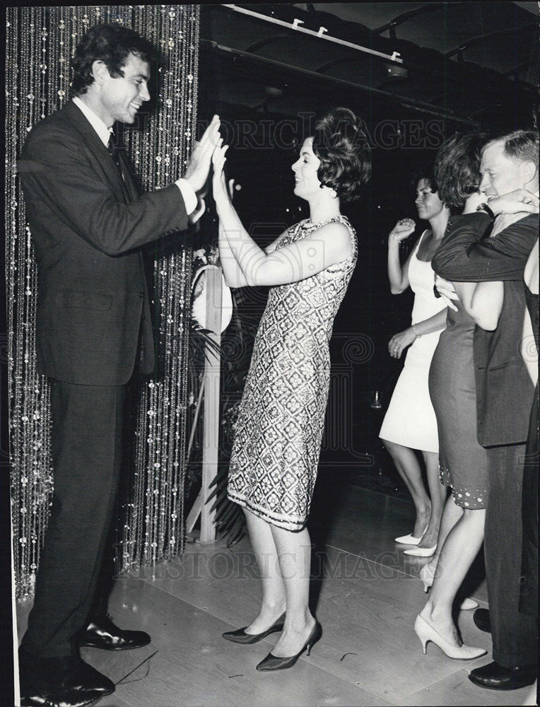 1965 Press Photo Singer Gardner McKay - Historic Images