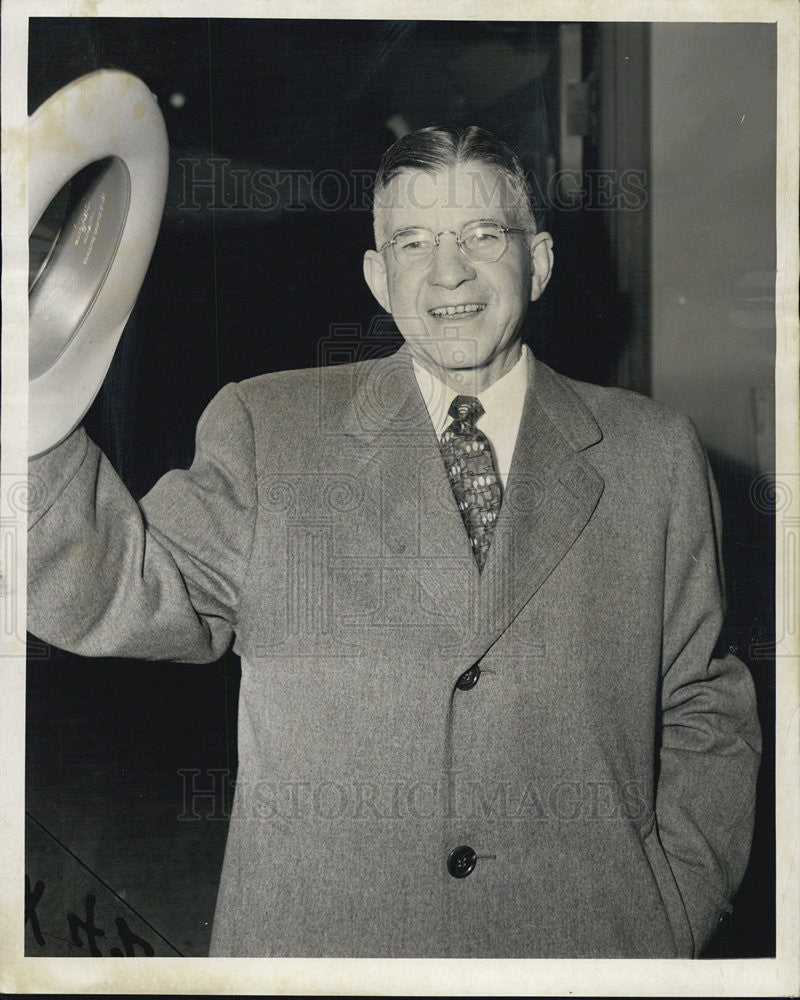 1952 Press Photo Oregon Gov. Douglas McKay on a trip to Chicago. - Historic Images