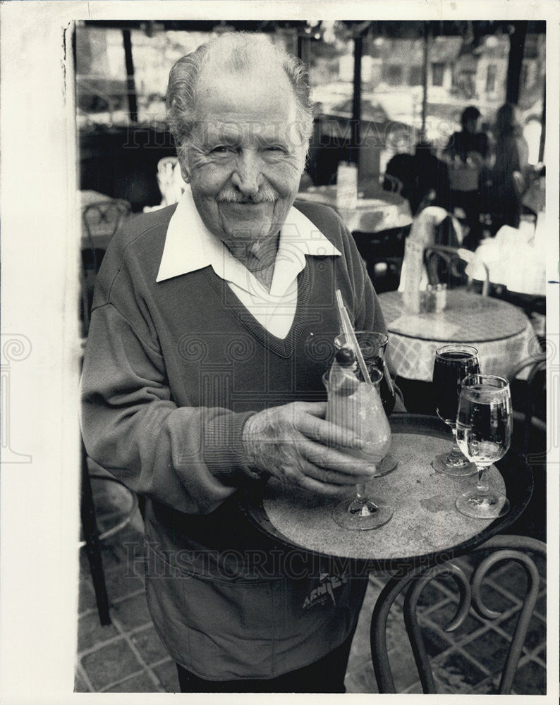 1987 Press Photo Wally Suria, 80 Year Old Waiter At Arnie&#39;s Cafe In Chicago - Historic Images