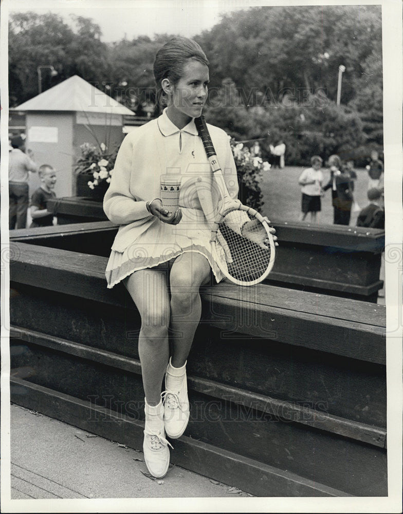 1964 Press Photo Karen Hantze Susman Tennis Professional At River Forest Club - Historic Images