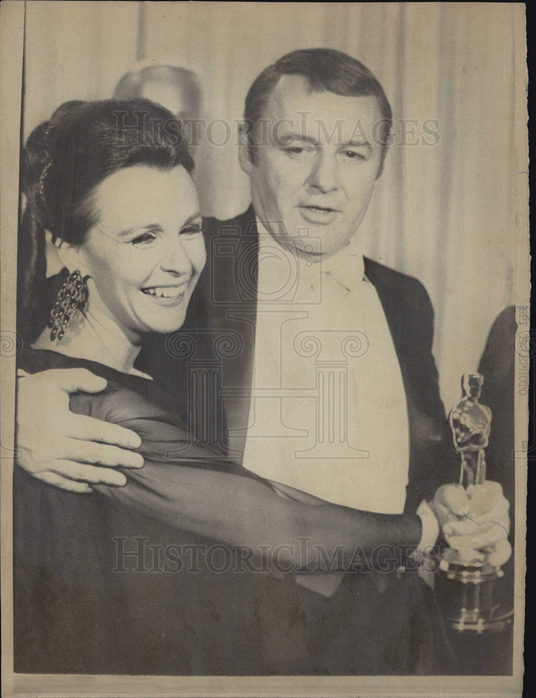 1968 Press Photo Clair Bloom Hugs Husband Rod Steiger After Academy Awards Win - Historic Images