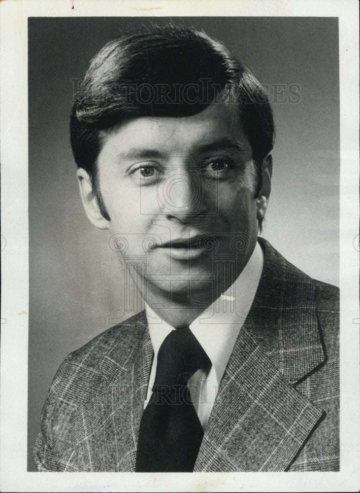 1975 Press Photo Thomas M. tallarico controller of Daily News and the Sun times - Historic Images