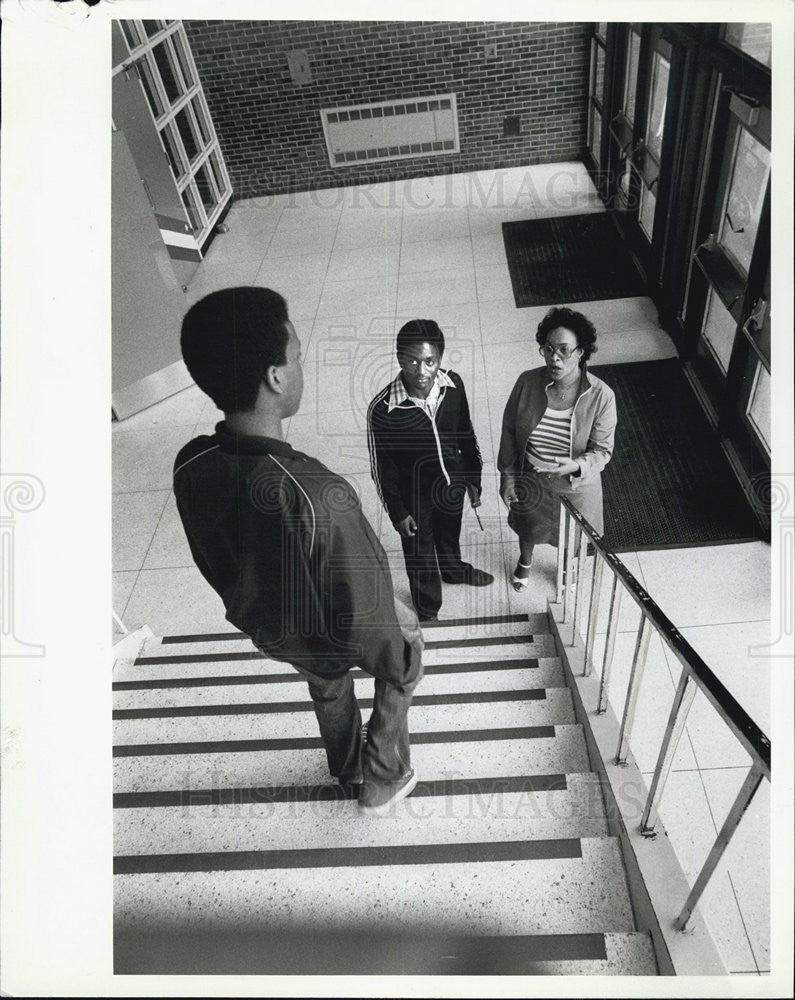 1982 Press Photo Derrick Talbert, at Michelle  Clark Middle school, wards off - Historic Images