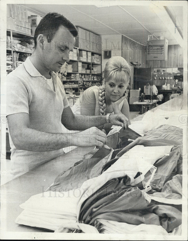 1965 Press Photo Anita McMillan &amp; Lowell Bachman, parachutists. - Historic Images