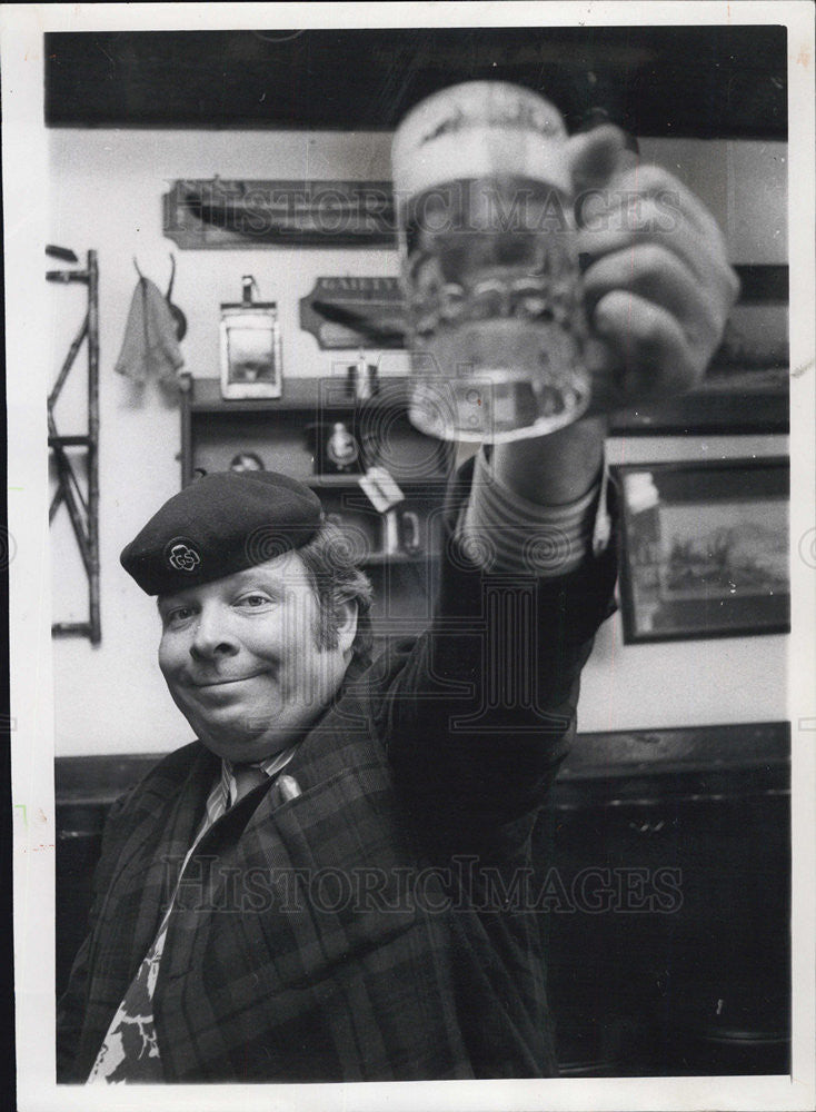 1971 Press Photo Robert &quot;Butch&quot; McGuire&#39;s Saloon Honorary Girl scout - Historic Images