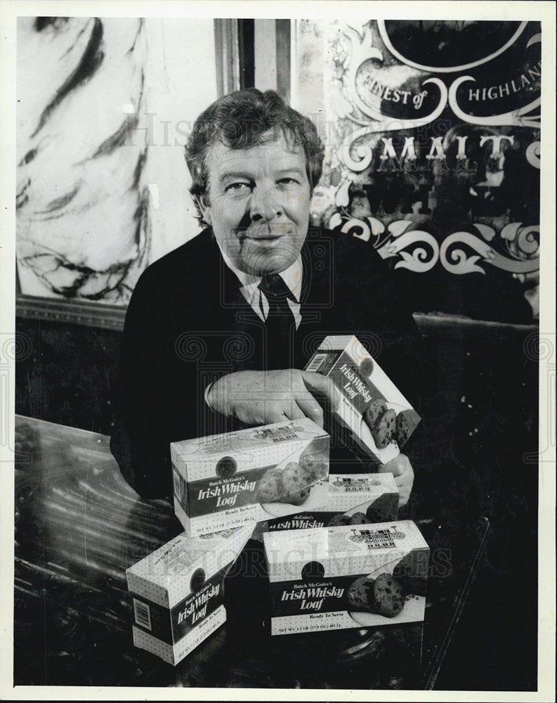 1985 Press Photo Singles Bar Guru Butch McGuire Shows His New Irish Whisky Loaf - Historic Images