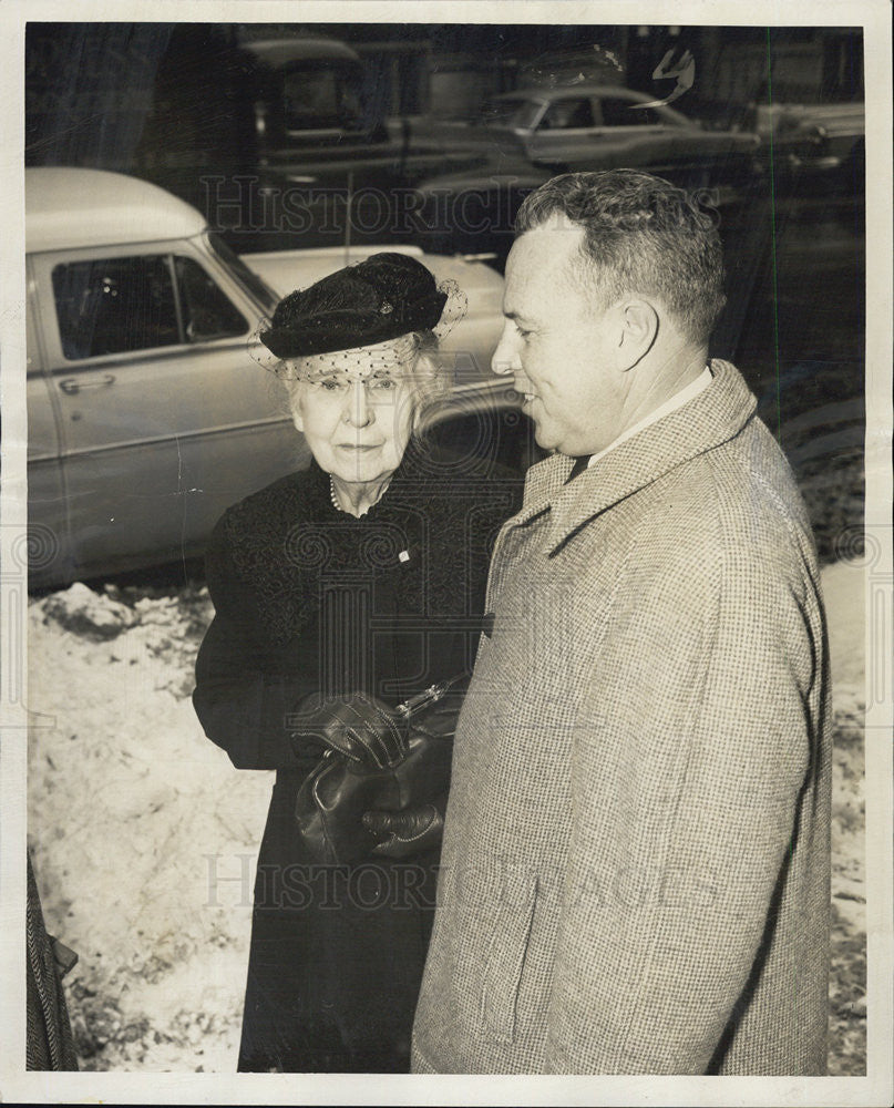 1955 Press Photo Mrs. Thomas D. McGuire Barton Hotel Owner And Gerald W. Fearer - Historic Images