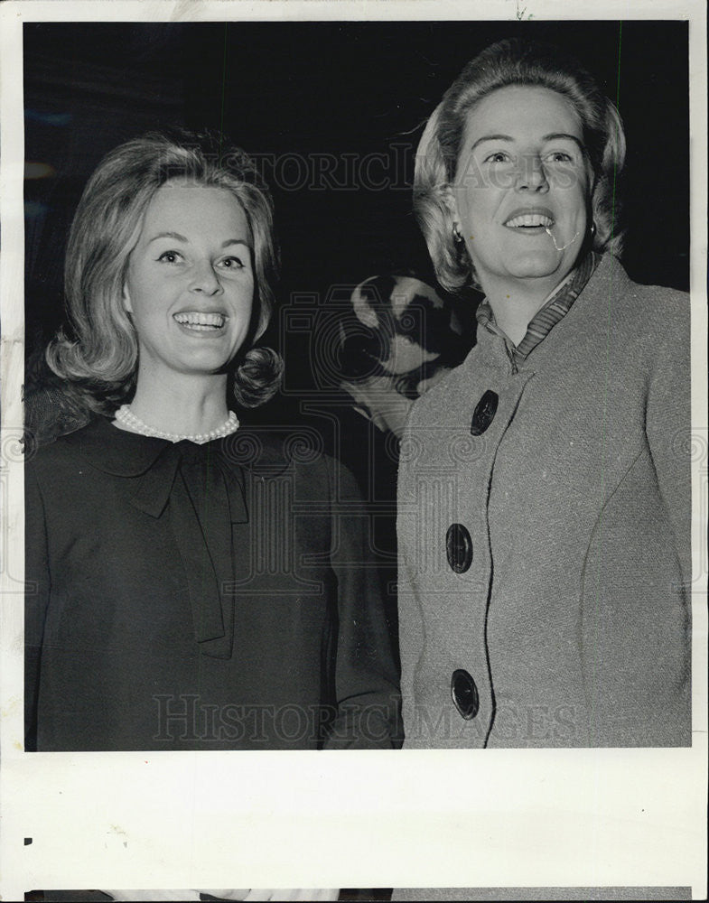 1966 Press Photo Chgo Maternity Center Volunteers Mrs James P McHugh And Mrs AB - Historic Images