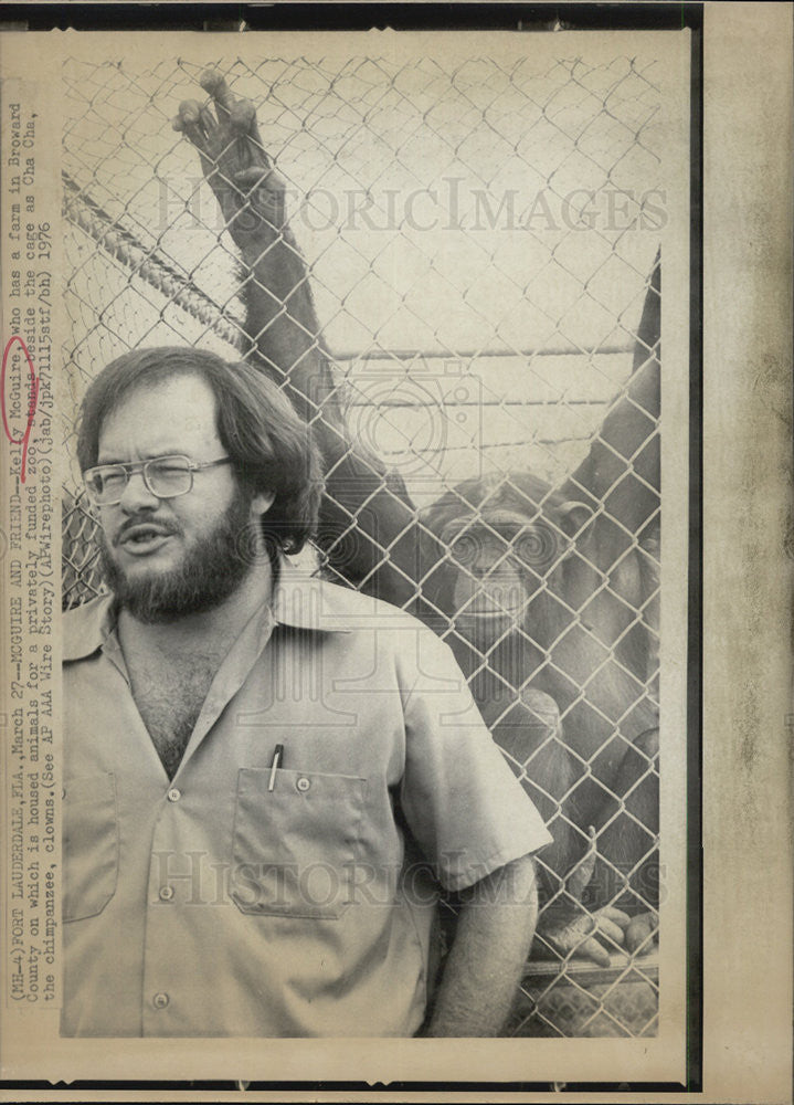 1976 Press Photo Kelly McGuire And Chimpanzee Cha Cha At Privately Owned Zoo - Historic Images