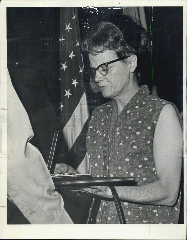 1966 Press Photo Major Allen Anderson Parents Receive Award Posthumous - Historic Images