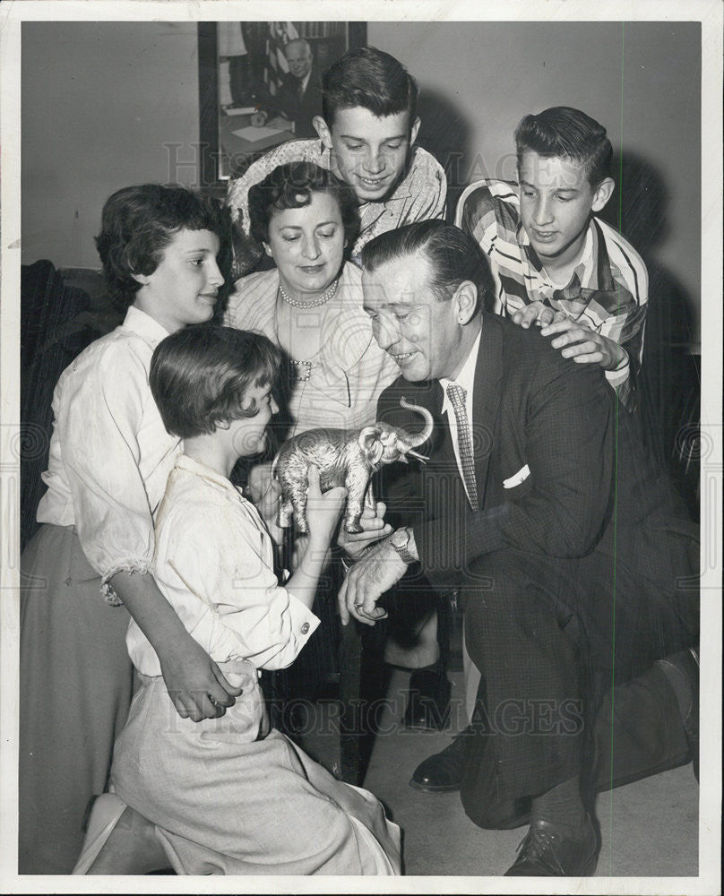 1958 Press Photo Pete McGuire &amp; Family - Historic Images