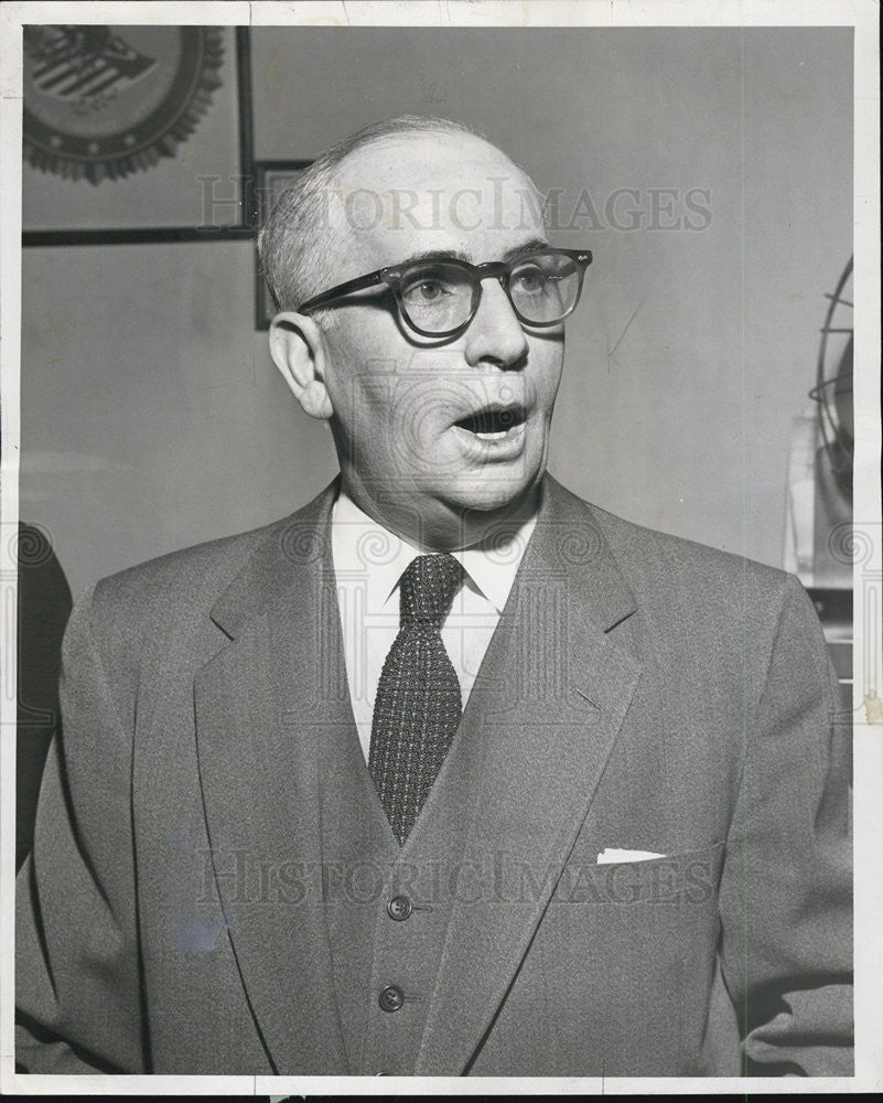 1956 Press Photo Captain Philip McGuire Chicago Traffic Chief Press Conference - Historic Images