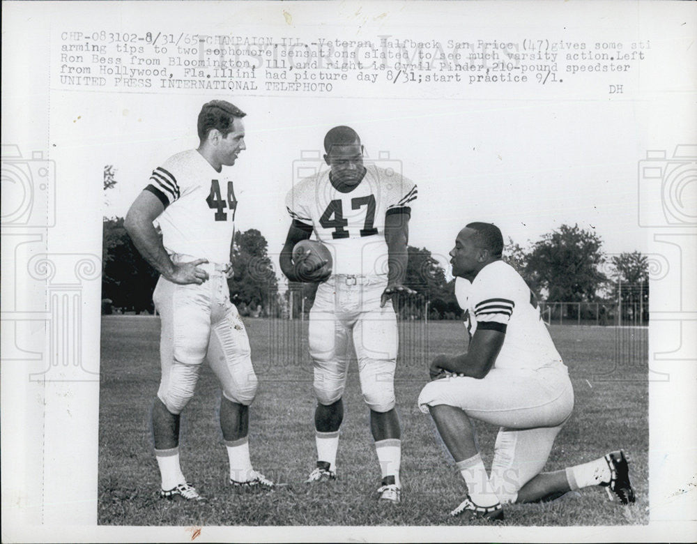 1965 Press Photo Vet Halfback San Price And Ron Bass Of University Of IL FB - Historic Images