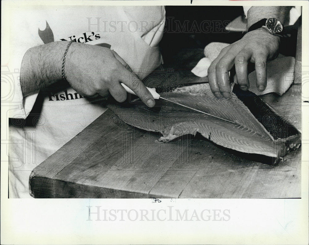 1984 Press Photo Nick&#39;s Fish House Chef Showing How To Cut Fish - Historic Images