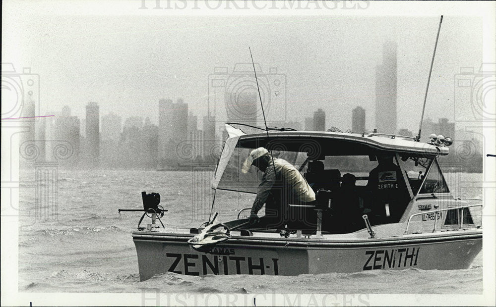 1978 Press Photo Paul Vidal Fishing In Lake Michigan Conservation Department - Historic Images